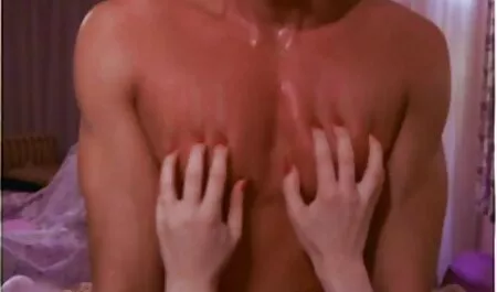 Thổi từ những họng và những âm sec hoc sinh nhat ban dưới một chiếc váy màu đỏ