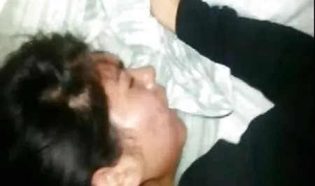 Vợ đặt chân của mình trong một chiếc vớ trong miệng tôi sex nhat ban hoc sinh