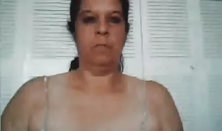 Cô gái, trong sex nu sinh nhat ban bộ bikini cho massage một người đàn ông trên bãi biển,