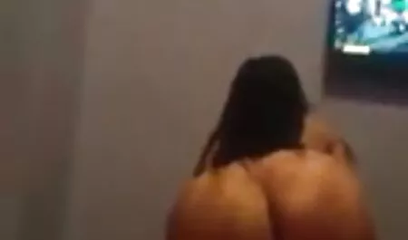 Dán mông với băng dính và đưa vào trong sex sinh viên nhật hậu môn