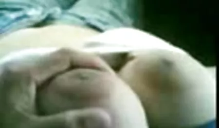 Cô gái với bộ ngực đàn phim sẽ hoc sinh nhat ban hồi